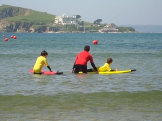 与我们完全合格的冲浪教练一起学习冲浪 